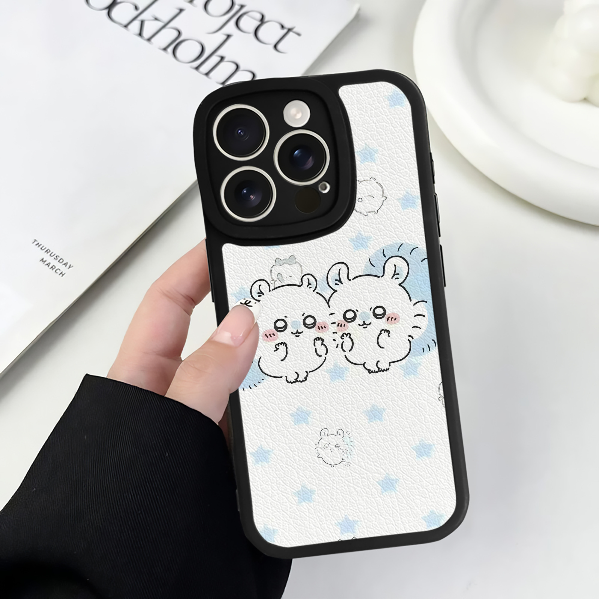 （画像用） ちいかわ Chii-kawa 【iPhone 16シリーズ対応】シリコンスマホケース（レザー調） 材質：シリコン
